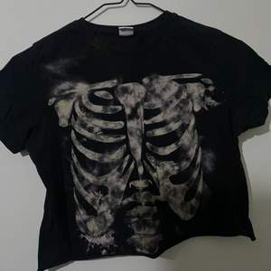 Cool croppad T-shirt med skelett tryck på