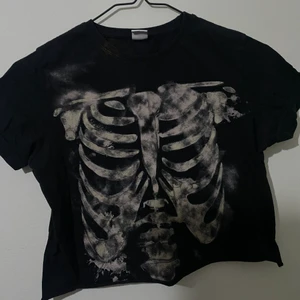 Skelett T-shirt  - Cool croppad T-shirt med skelett tryck på