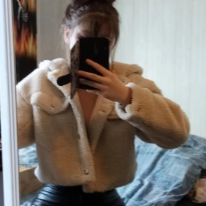 Teddy Jacka - Säljer nu denna mysiga å fina teddyjacka då de inte passar min stil längre. Märke; pull&bear. Jättebra skick, sparsamt använd.  Passar till både vår och höst! Har dessutom luva! 