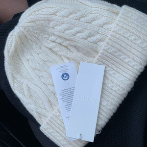 Kabelstickad Arket mössa - Säljer denna fina kabelstickade arket mössan🤍Fick av misstag 2 stycken i julklapp så tänkte att jag kollar här innan jag lämnar tillbaka🤍Super snygg mössa i en krämvit färg🤍