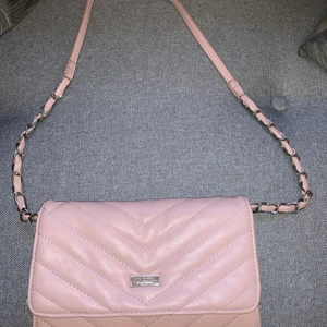 DonDonna kuvertväska  - Ljusrosa väska från DonDonna. Jättegullig väska i fint skick. Avtagbart band 💕 pris 80kr