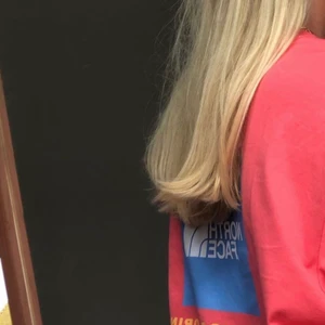 North face t-shirt - Säljer denna fina t-shirt från The North face med snyggt tryck i ryggen. I nyskick, prislappen finns kvar. Storlek M men passar XS-M