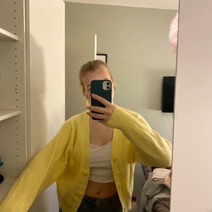 Skitgullig kofta - En gul jättesöt kofta från Gina tricot ⭐️🧸