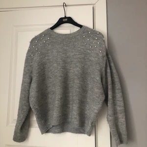 Stickad tröja - Jättefin, men väl använd stickad tröja från H&M i storlek 146/152                                                       ( men passar mig som vanligtvis har storlek XS )   Priset kan diskuteras! 🤍🤍