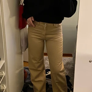 Beiga jeans - Ett par skitsnygga och sköna jeans som sitter dunder! Från monki 💕🧸