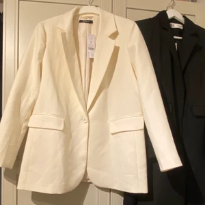 Vit oversize kavaj  - Säljer nu denna helt nya fina kavaj i off white. Storlek 42 som jag tänkte skulle sitta som en kavajklänning men denna var lite för stor på mig som är 163 cm. 