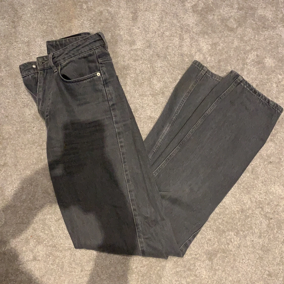 Gråa straight jeans