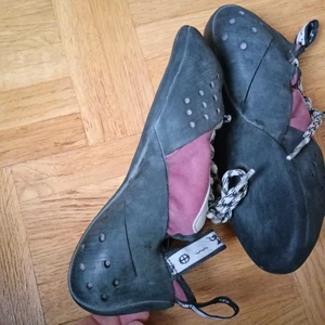 Klätterskor 39.5 - Klätterskor från Five Ten. De är i använt men bra skick (bara provade ett antal gånger tror jag) aldrig använda av mig, då de är köpa i andrahand. Det står storlek 39.5 (US7 UK6) men de är för små för mig som vanligtvis har 38. Skulle säga att de nog sitter bra om man har 36-37. 