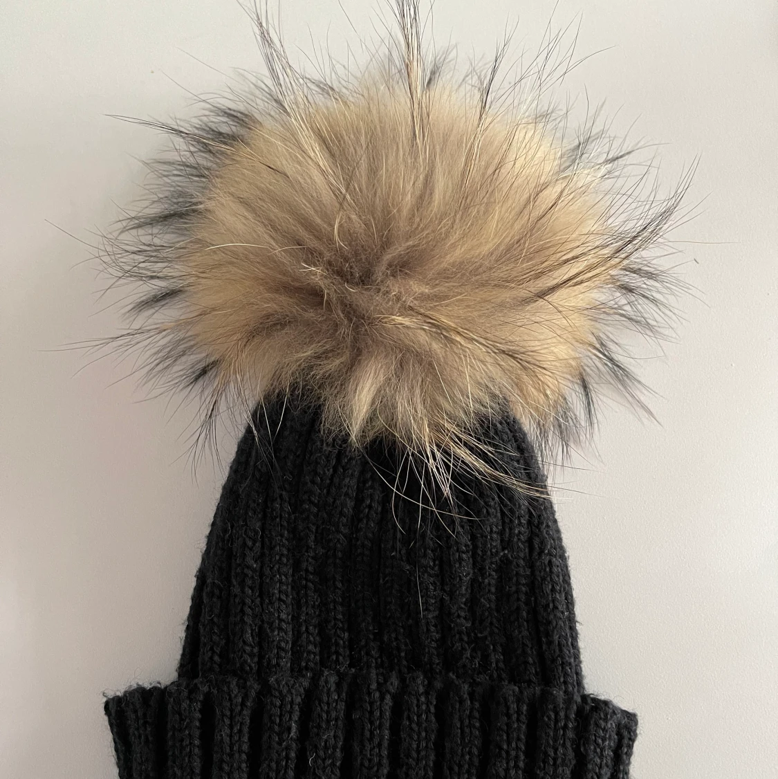 Svart pälsmössa