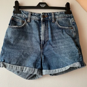 Bershka jeansshorts strl XS - Köpte dessa för ett år sedan men nu passar de tyvärr inte längre! Nypris var ca. 400kr tror jag! Använda men är i fint skick. Köparen står för frakten :)