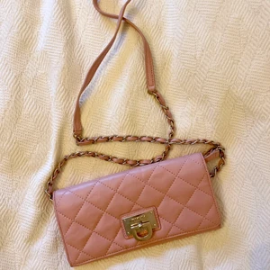 DKNY axelremsväska - En fin liten rosa DKNY axelremsväska i fint skick! 