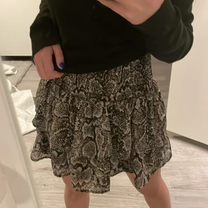 Volang kjol - Jättefin volangkjol som inte kommer till så mycket användning. Köptes för 300kr. Om flera är intresserade blir det budgivning 