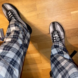 Adidas Y-3 - Säljer mina adidas Y-3 för att dme inte används har använt dem 2 gånger och köpte dem i en butik i Kalmar dem har ett värde på prick 4000 kronor men jag köpte dem på rea, dem är i storlek 44 men passar även 43, säg ett pris så kan vi diskutera.