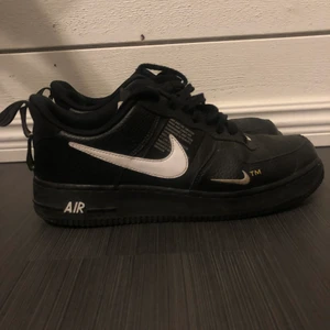 Nike air force utility lv8 svart - Mina gamla air force. Storlek 42, slitna i hälen men är du intresserad får du veta mer. Priset på stock x talar för sig självt. Original kartong finns. 