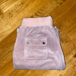 Juicy couture  - Juicy couture byxor i färgen pale pink som tyvärr är missfärgade från tvätt. Själva färgen har blivit en aning gråare men längst ner på benen syns det mest