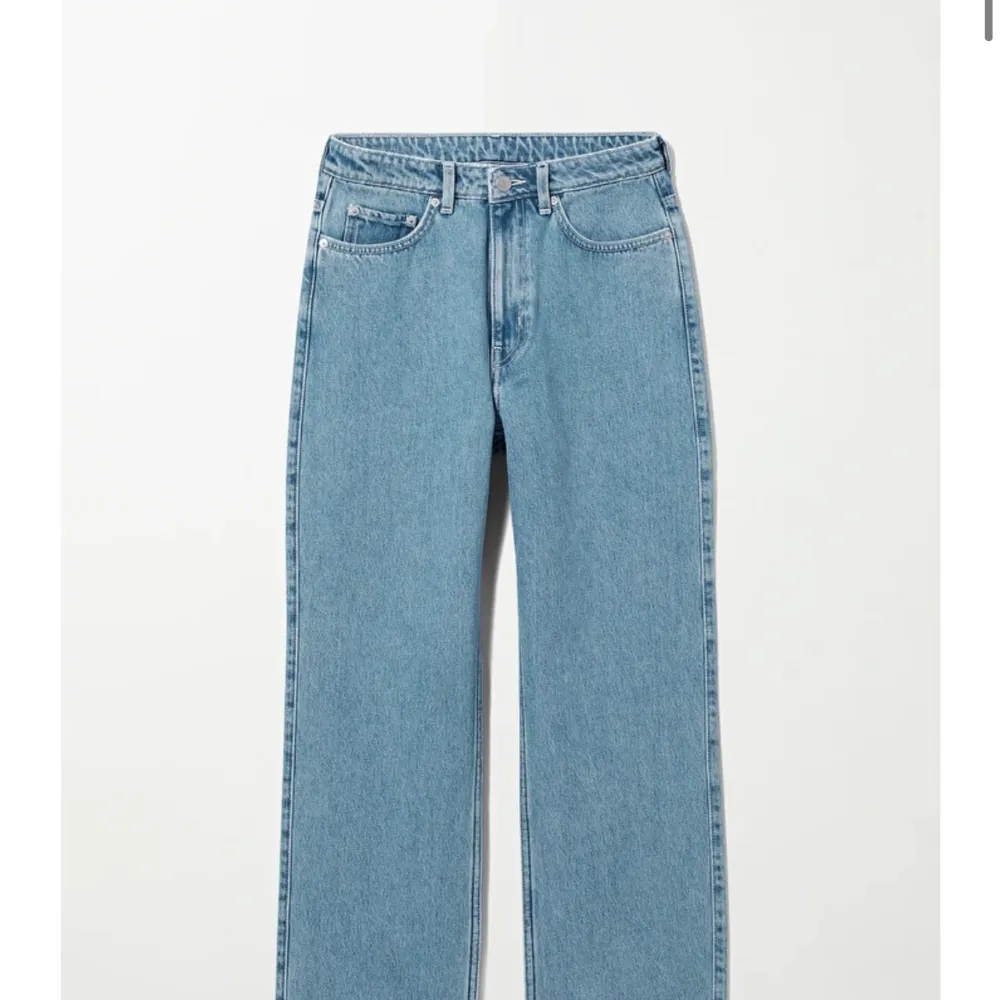 Straight jeans i modellen rowe från weekday. Använda några gånger! . Jeans & Byxor.