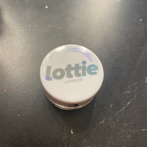 Lottie London ögonskugga  - Lottie London power foil metallic eyeshadow i unphased. Helt oanvänd, plomberad. Jätte fin skugga❤️ Säljer pågrund av att jag har dubbletter. Köparen står för frakt