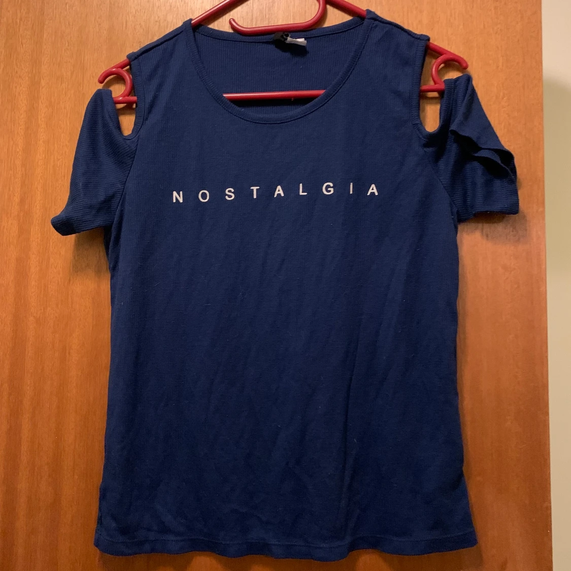 T-shirt med bar axel från H&M. Storlek L