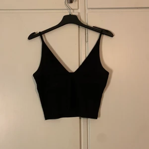 svart topp - ett svart linne i st XS lite nopprigt men i övrigt bra sick 😊