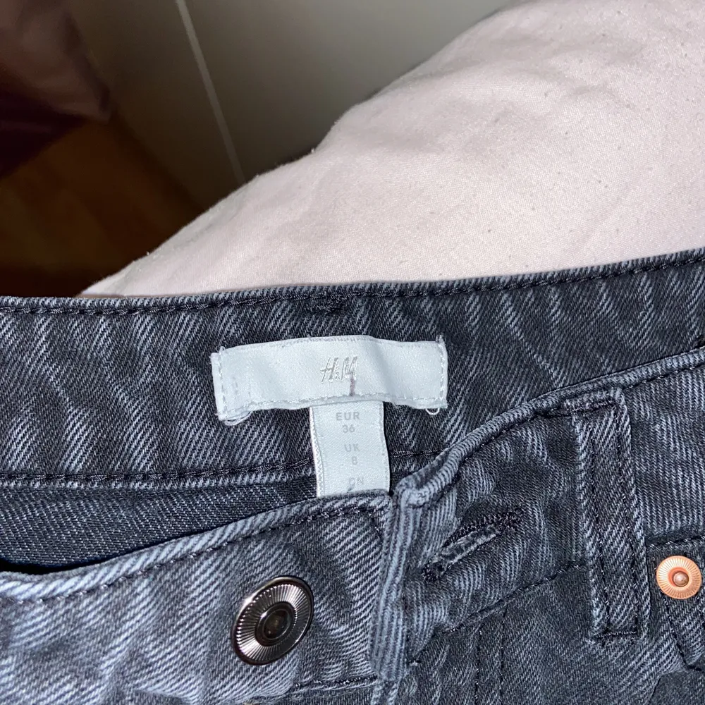 Vida / staight leg jeans från H&M , svarta men lite gråa också ;) skriv vid intresse eller frågor ✨. Jeans & Byxor.