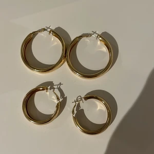 Guldiga örhängen - Två par örhängen med ett par som är större och ett med mindre. Aldrig använda då jag inte har den stilen. Ni betalar för frakten💕