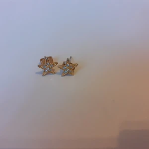 FINA STJÄR ÖRHÄNGEN  - FINA STJÄR ÖRHÄNGEN i fint & helt skick. Djur&rökfritt hem