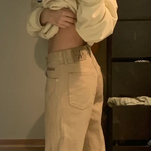 Vintage Midrise Calvin Klein Jeans - Vintage 100% Bomull Calvin Klein Jeans. Beiga, i bra kondition. Runt storlek S. Är 160, och byxorna är lite för långa på mig.