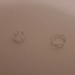 Örhänge - Säljer dessa två örhängen, då de var för stora för mig. Fick dem av en familjemedlem men vne vart de är köpte. Aldrig använda, vara testat. Kostar 5kr/st +frakten på 13kr.