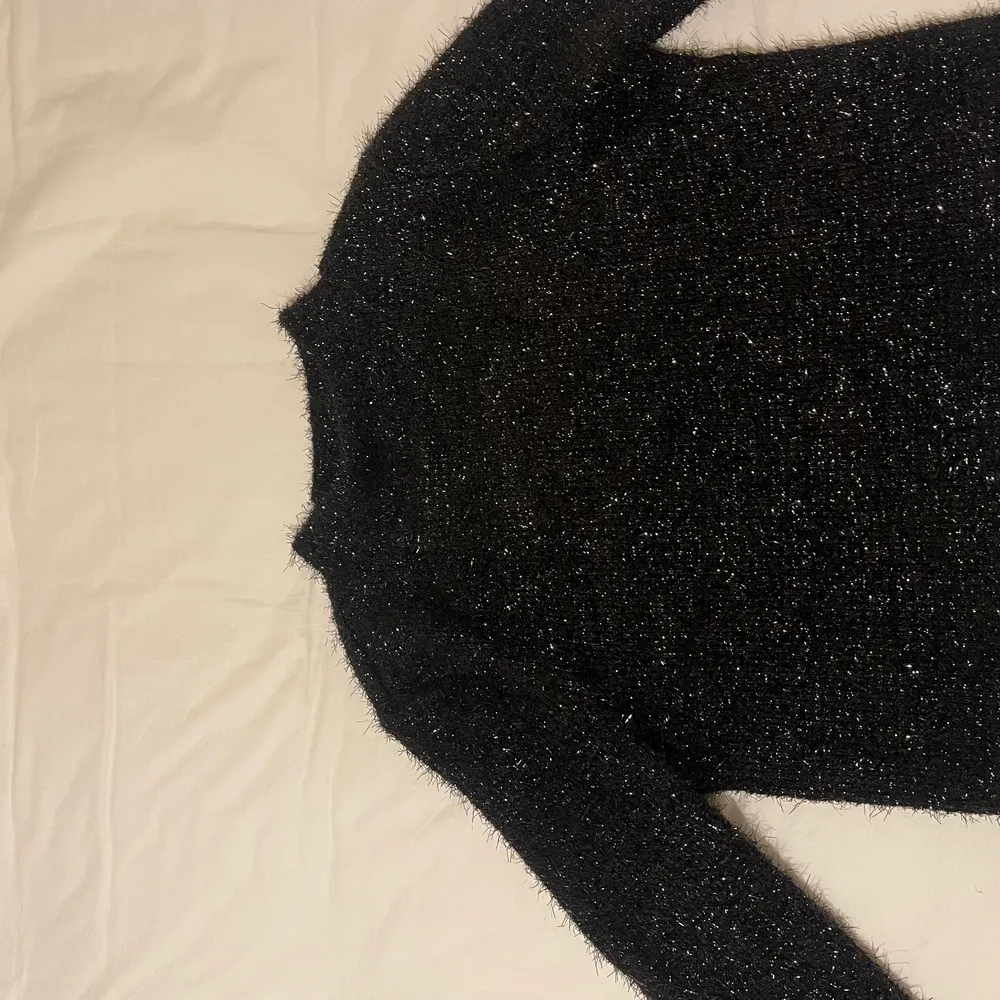 Black sparkly crop top from H&M. Never been used. Size small. Toppar.