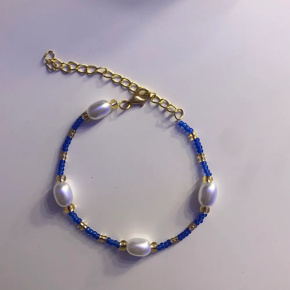 Ett superfint armband som passar till halsbandet som är den andra annonsen i profilen.                                 💙✨Armbandet har stora vita pärlor och blåa, guldiga glaspärlor. Armbandets längd kan du bestämma SJÄLV! FRAKT INGÅR i priset.. Accessoarer.