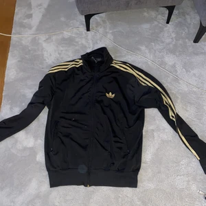 Adidas zip up - Adidas zip up knappt använd 