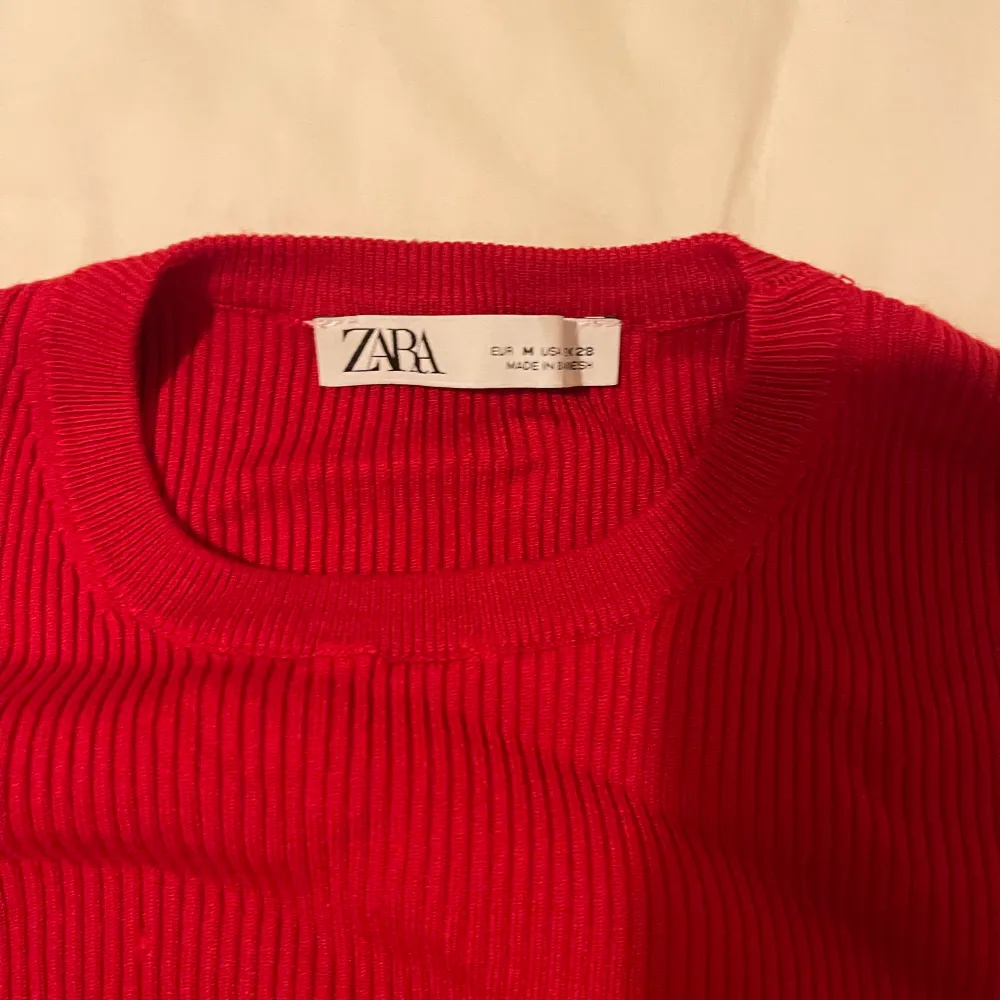 Red knit crop top from Zara in size small. Toppar.