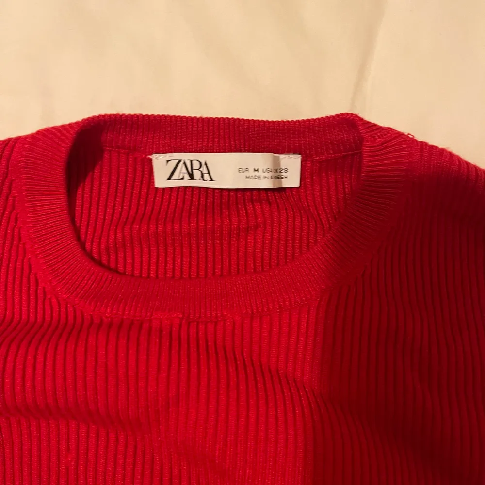 Red knit crop top from Zara in size small. Toppar.