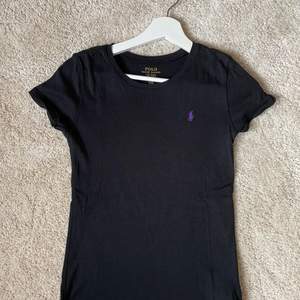 T-shirts från Ralph Lauren Barn storlek XL (motsvarade dam XS-S), i färgen ljusrosa och svart. Tröjorna är i princip oanvänd och i mycket bra skick. Säljes för 150 kr/st eller högstbjudande.