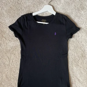 Ralph Lauren - T-shirts från Ralph Lauren Barn storlek XL (motsvarade dam XS-S), i färgen ljusrosa och svart. Tröjorna är i princip oanvänd och i mycket bra skick. Säljes för 150 kr/st eller högstbjudande.