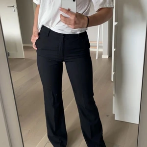 Kostymbyxor  - (Första bilden är lånad) Jag säljer mina kostymbyxor från Lindex i modellen flare. Kommer tyvärr inte till användning eftersom jag hade många andra favoriter. Dom är i storlek M men tycker dom sitter lite mindre än så. Men inte så litet som S. Köpte dom för 400. Kontakta vid intresse eller fler bilder!💗 DIREKT PRIS FÖR 200kr + FRAKT!