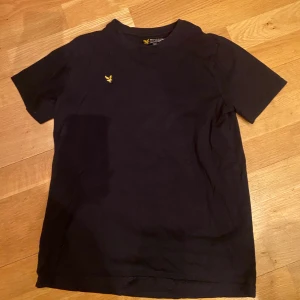 Svart Lyle & Scott t-shirt - Svart Lyle & Scott t-shirt. Som är i bra skick och inte använd alls många gånger.