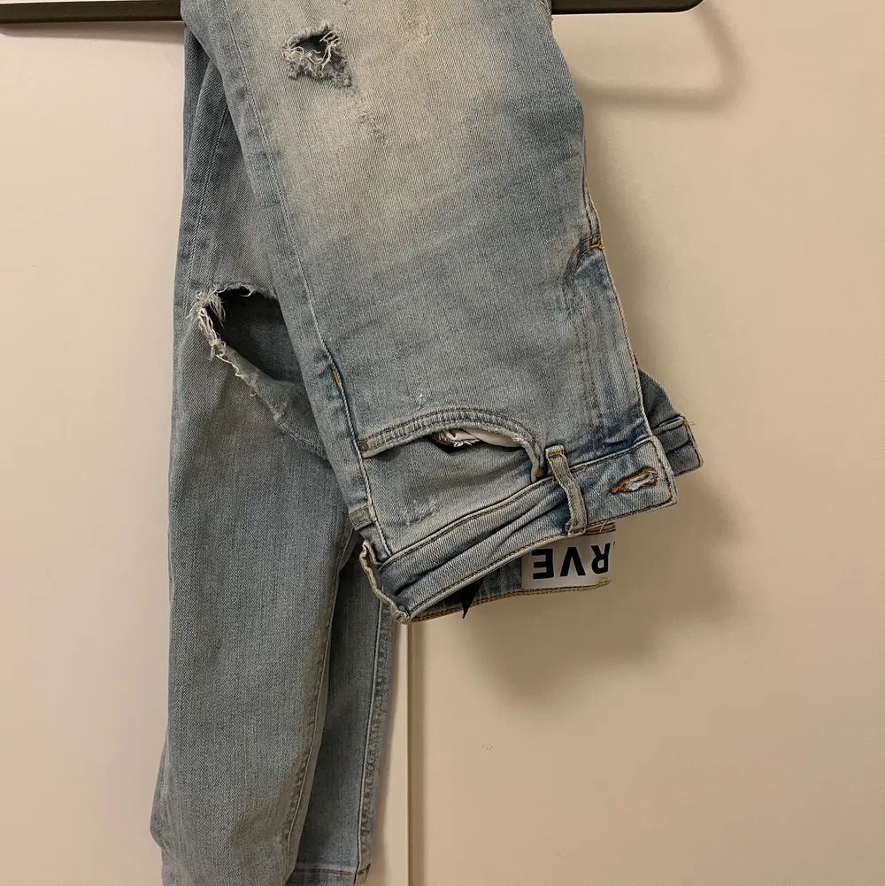 Skinny jeans med hål från carlings🤍 Passar från 165-170cm🥰 Frakt ingår ej📦. Jeans & Byxor.