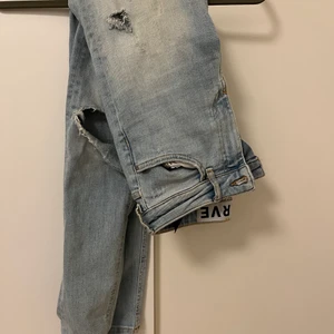 Jeans med hål - Skinny jeans med hål från carlings🤍 Passar från 165-170cm🥰 Frakt ingår ej📦