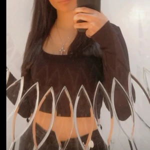 Magtröja - Hej. Jag säljer en fin enkel magtröja i storlek S från bikbok ,använd bara 3-4 gånger.