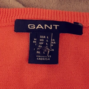 Gant tröja - I nyskick pga fel storlek. Liten L. Orange härlig färg, såååå snygg till sommaren 👍