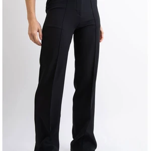 Kostymbyxor Madlady - Säljer dessa populära kostymbyxor från Madlady som  är i nyskick! Längd 32, Stl M. Perfekta i längden på mig som är 1.72, men säljes då de är för stora i övrigt (bär stl S på bilden). 66kr frakt tillkommer. 