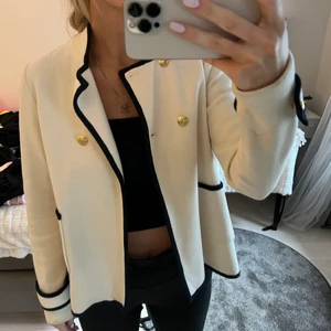 Beige jacka  - Superfin jacka från lindex. Beige med marinblå linje