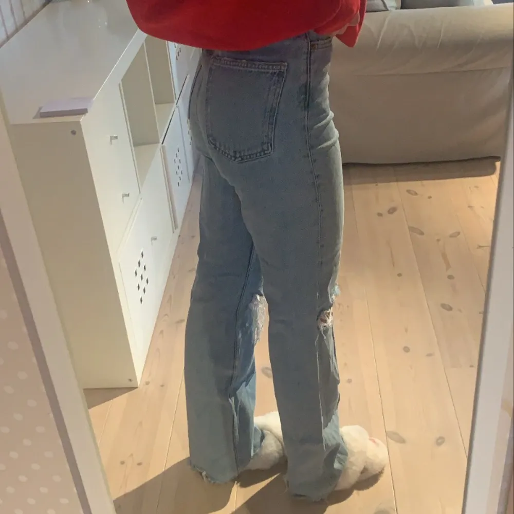 Säljer ett par slutsålda zara jeans. Är mer för lågmidjat och säljer därför dessa då de är väldigt högmidjade. De är i storleken 34. Köpare står för frakt.💗. Jeans & Byxor.