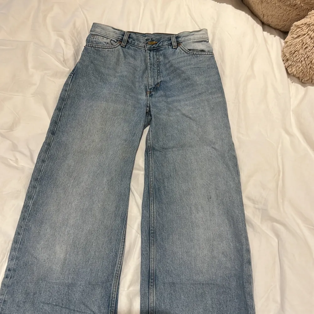 Ljusblå raka jeans ifrån monki! Väldigt bra skick då jag bara användt dom 2 gånger och är ingen skillnad ifrån dagen jag köpte dom. Jeansen kommer tyvärr inte i användning hos mig därför jag säljer dom. Dom sitter extrem bra på, båda i midjan, rumpan och längden passar perfekt!!🥰😊 köpte för 400❤️ storlek 26 och jag är 1,63 och bär storlek s i alla kläder annars.. Jeans & Byxor.