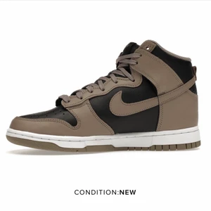 Nike Dunk High Moon Fossil - Helt nya dunks som jag fick i julklapp som tyvärr var fel storlek, endast provade. Köpta från StockX och har kvar autentiserings brickan på och låda såklart. Lånade bilder från hemsidan men kan skicka fler bilder om det önskas.