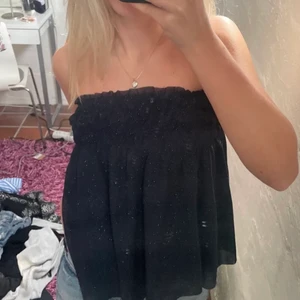 Glittrig kjol  - Säljer min kjol som man även kan använda som topp💕Den är är storlek 164, från Zaras barnsida. Första bilden är inte min men den andra är det.