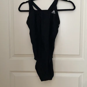 Adidas baddräkt  - Adidas baddräkt med öppen rygg (se bild 3), köpt från stadium i strl 38🥰