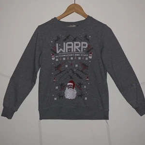 jätttegullig grå tomte tjocktröja❄️🤩🤍🎸 - en gullig grå tomte tjocktröja som kan användas under vintern❄️⚡️🎸 för liten på mig och har används för några år sedan så jag säljer dem hära💗💗