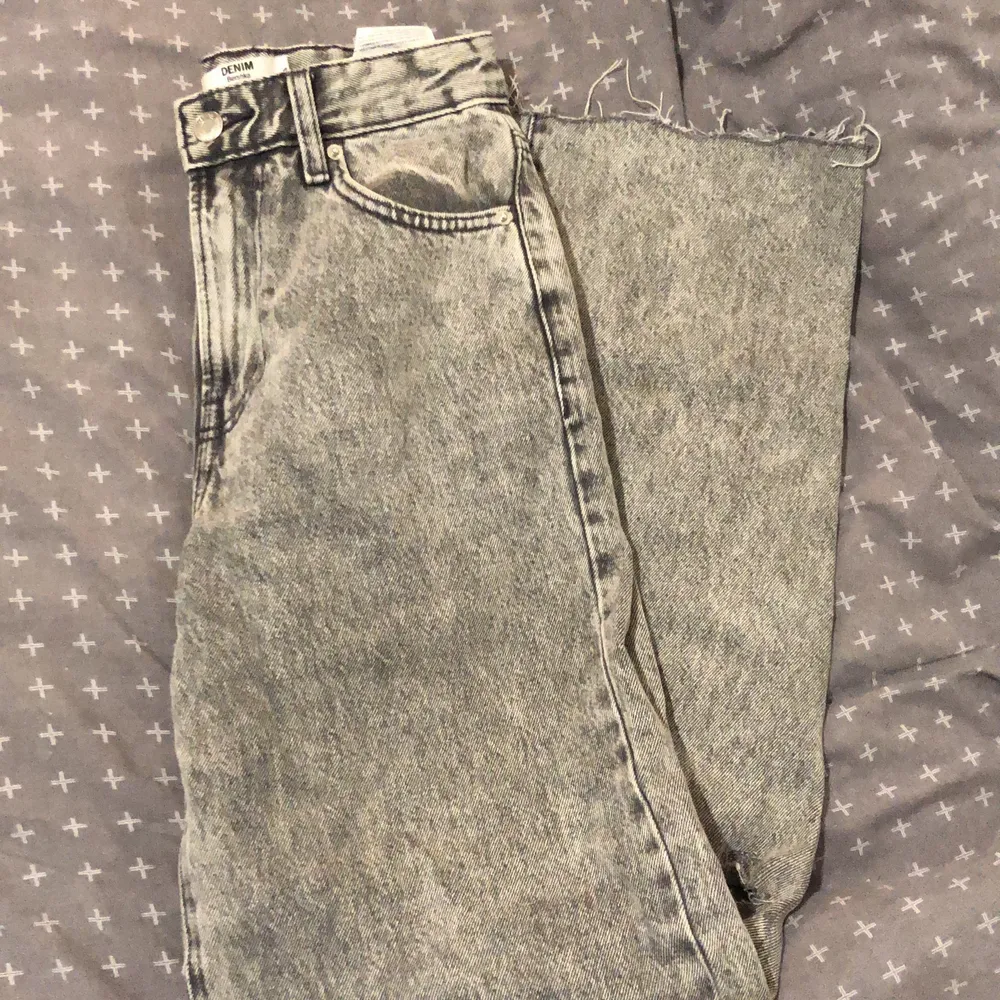 Säljer gråa vida the 90’s jeans  från Bershka med hål på knäna. Använda endast 3 gånger. Säljer pågrund av att dom är försmå. Kan skicka fler bilder vid behov.. Jeans & Byxor.